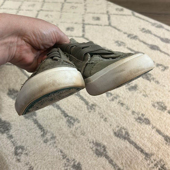 Green Casual Sneakers - Picture 4 of 4